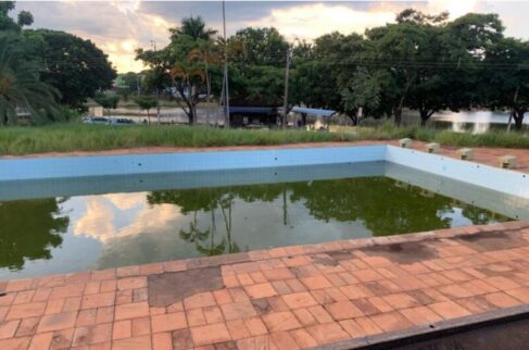 Piscina A Câmara Municipal de Barretos aprovou por maioria simples o Projeto de Lei nº 196/2025 de autoria do prefeito Odair de Moura e Silva, que desafeta de domínio público e autoriza o Poder Executivo a alienar