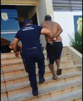 Homem é detido pela Ronda Municipal após desacato e resistência (Foto: O Diário de Barretos) Homem é detido pela Ronda Municipal após desacato e resistência (Foto: O Diário de Barretos)