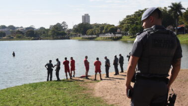 A Polícia Militar de Barretos atendeu uma ocorrência na manhã desta quinta-feira (7), que terminou com a prisão de um homem que fugiu para o interior do primeiro lago no Parque dos Lagos.