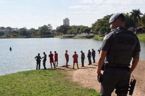 TIN_1234 A Polícia Militar de Barretos atendeu uma ocorrência na manhã desta quinta-feira (7), que terminou com a prisão de um homem que fugiu para o interior do primeiro lago no Parque dos Lagos.