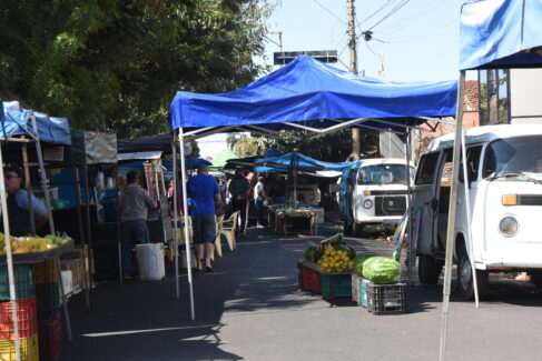 TIN_1589 Os moradores da avenida 39, no trecho onde é realizada todos os domingos, a tradicional Feira Live do Bom Jesus reclamaram da falta de limpeza da via pública, após o comércio realizado por diversos ambulantes no último domingo (3).