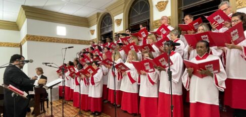 O Coral Diocesano da Escola Paráclito fez bela apresentação na última segunda-feira na igreja do Bom Jesus na abertura da Novena sob a regência do maestro Franco Pierre e acompanhado do pianista Gustavo Manfrim. Talento, emoção e fé! Coral Diocesano