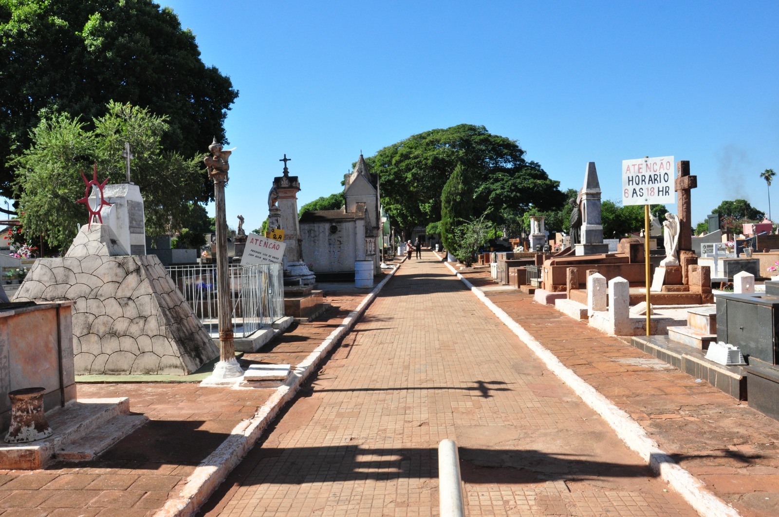 Cemitérios têm prazo para limpeza e manutenção antes do Dia dos Pais