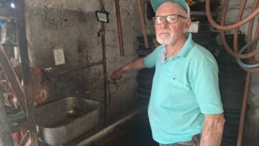 Os moradores residentes no bairro Zequinha Amêndola e Jardim Califórnia que residem na entrada do bairro próximos a rua Messias Gonçalves