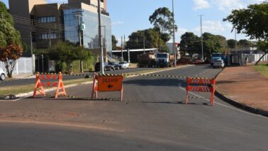 A prefeitura informou que, por conta da continuação das obras de drenagem da avenida 7