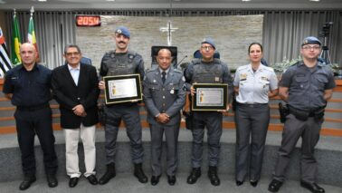 A Câmara Municipal de Barretos em sessão solene realizada na noite de quarta-feira (6), realizou a entrega de dois títulos para integrantes da Polícia Militar de Barretos.