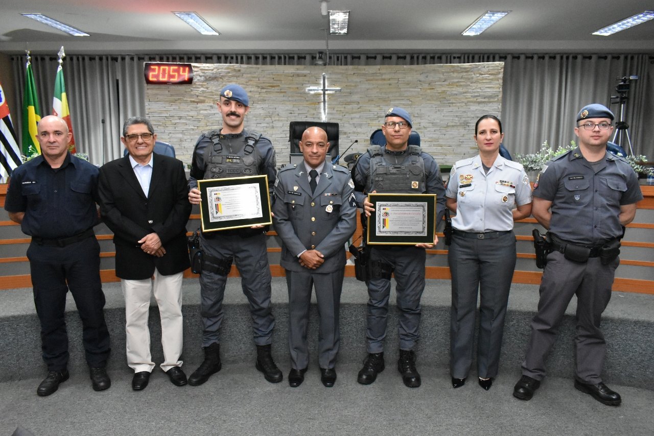 Militares da Força Tática recebem títulos na Câmara