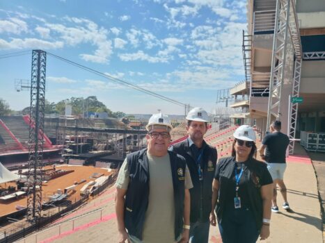 SEGURANÇA: Gilmar, Danilo e Paula (CREA-SP) na fiscalização técnica do Parque Conselho inicia fiscalização técnica no Parque do Peão