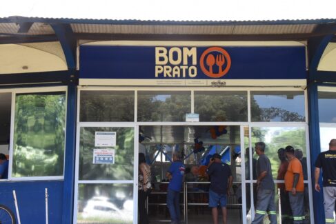 CARDÁPIO: Almoço servido no restaurante popular ao preço de R$ 1 Bom Prato serve almoço especial do Dia dos Pais nesta sexta