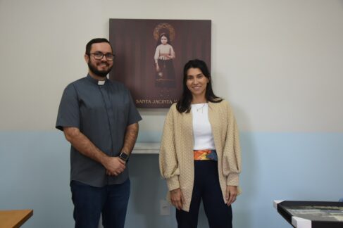 INAUGURAÇÃO: Padre Flávio e Beatriz catequista em uma das salas Centro Catequético é reinaugurado após reforma