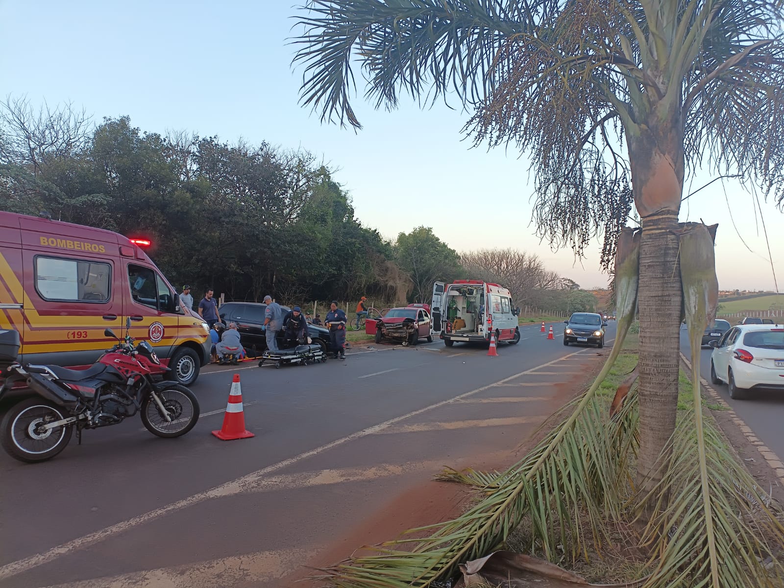 Acidente mobiliza equipes de resgate na avenida Irlandino Netto Sandoval