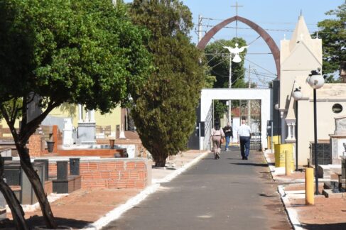 Cemitérios com missas e visitação ampliada neste domingo