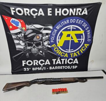 Homem é surpreendido pela PM com arma de fogo (Foto: O Diário de Barretos) Homem é surpreendido pela PM com arma de fogo (Foto: O Diário de Barretos)