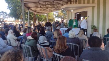 O padre Deonisio Helko, pároco da Paróquia Santo Antônio de Pádua, celebrou missa na capela do Cemitério Municipal de Barretos, no Dia dos Pais.