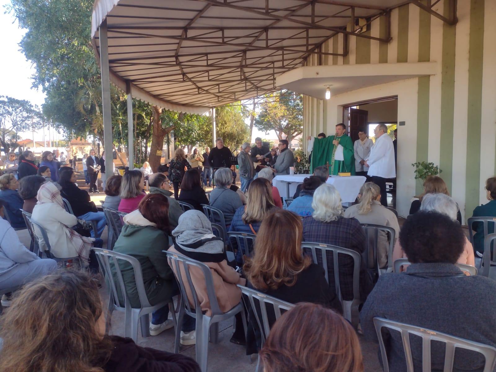 Missa celebra Dia dos Pais no Cemitério Municipal