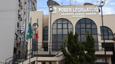 A Câmara Municipal de Barretos aprovou em sessão ordinária requerimento nº 2194/2025 proposto no dia 19 de setembro de autoria dos vereadores Danúbia Alves, Tiagão da Saúde, Marcos Mariano, Sérgio Tobace (Japonês das Caçambas, Rodrigo Malaman, Anderson Angelino (Bodão da Construção) e Ricardo Bodinho.