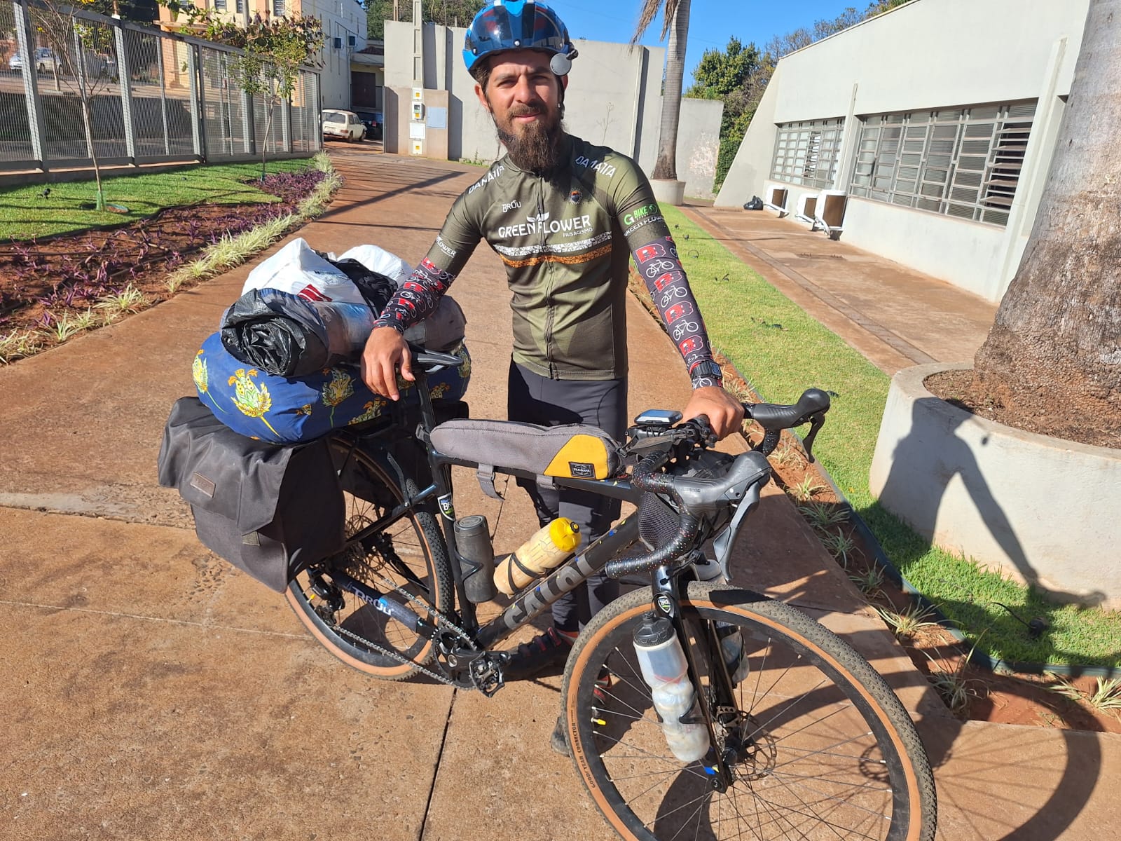 Ciclista passa por Barretos em viagem até a divisa do Uruguai