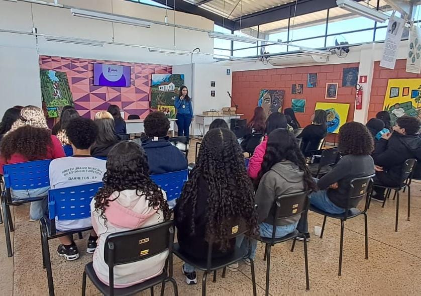Estudantes participam de capacitação sobre violência contra a mulher