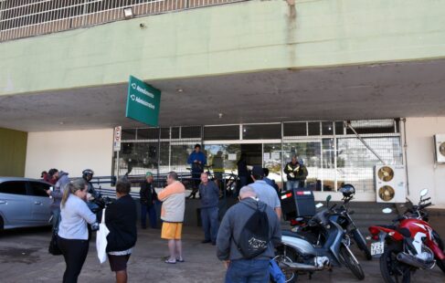 MEDICAMENTO: Farmácia de alto custo funciona no prédio da secretaria de Saúde Usuários reclamam do novo horário na farmácia de alto custo