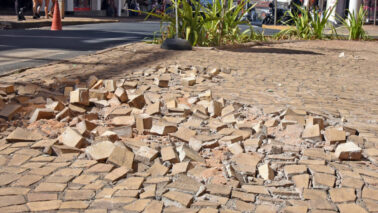 Pedras soltas e lixo preocupam frequentadores do calçadão