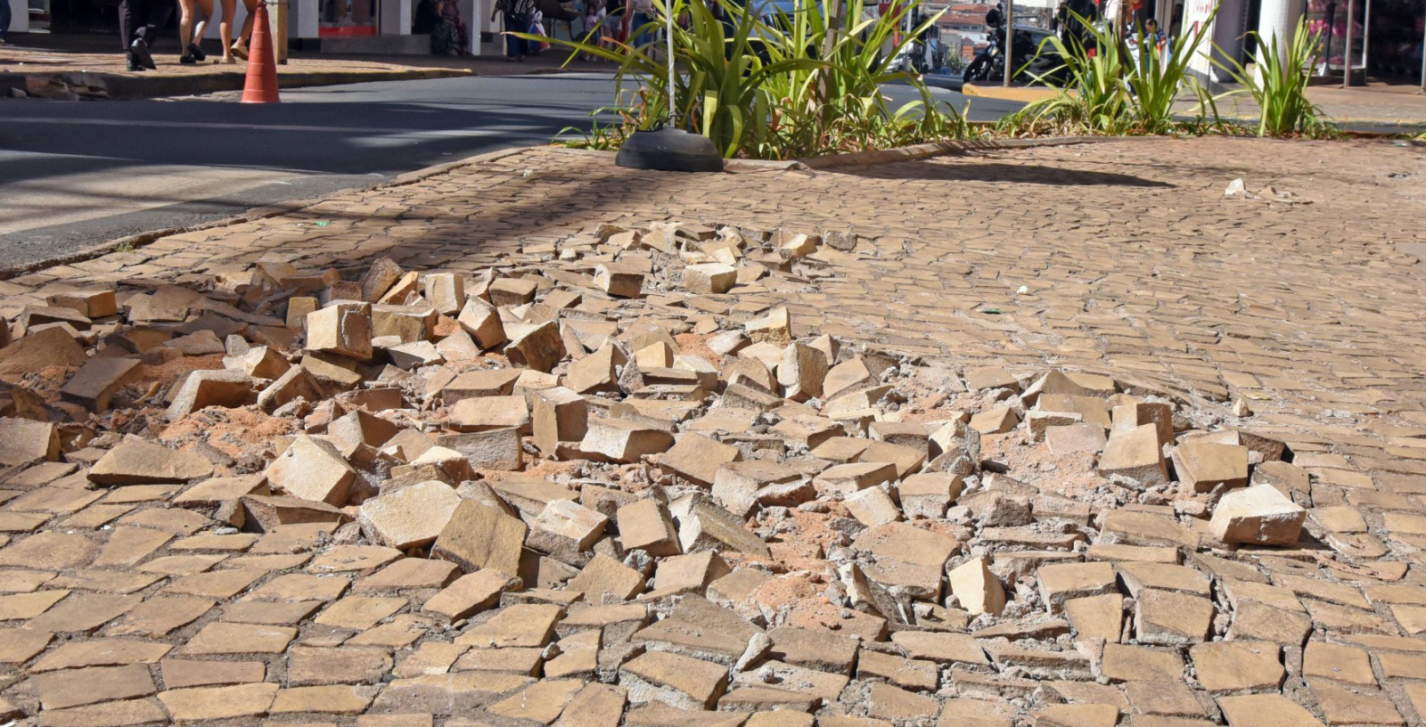 Pedras soltas e lixo preocupam frequentadores do calçadão