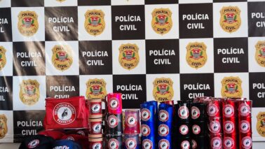 A Polícia Civil de Barretos, através de equipe da Delegacia Seccional e da DIG Barretos, realizou apreensão de centenas de materiais que continham indevidamente a reprodução da marca registrada da Festa de Peão de Barretos.