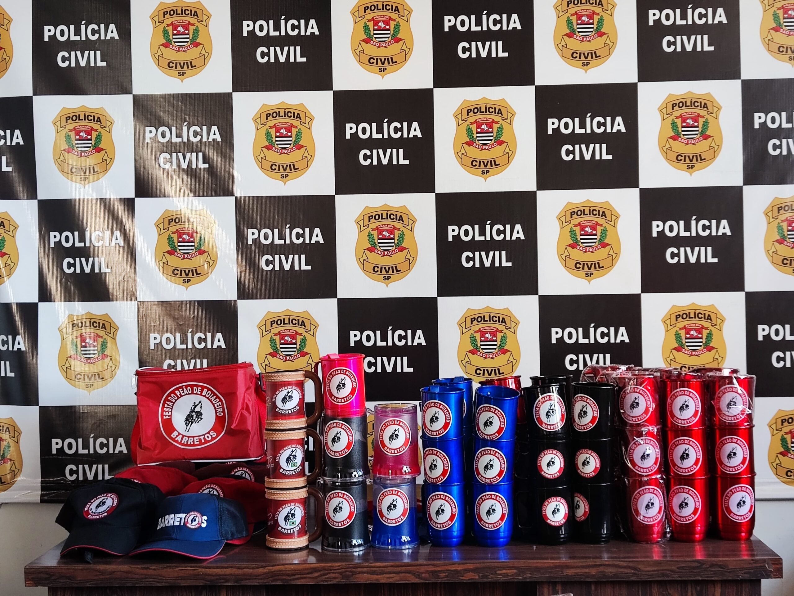 Polícia Civil apreende vários produtos pirateados com a marca da Festa