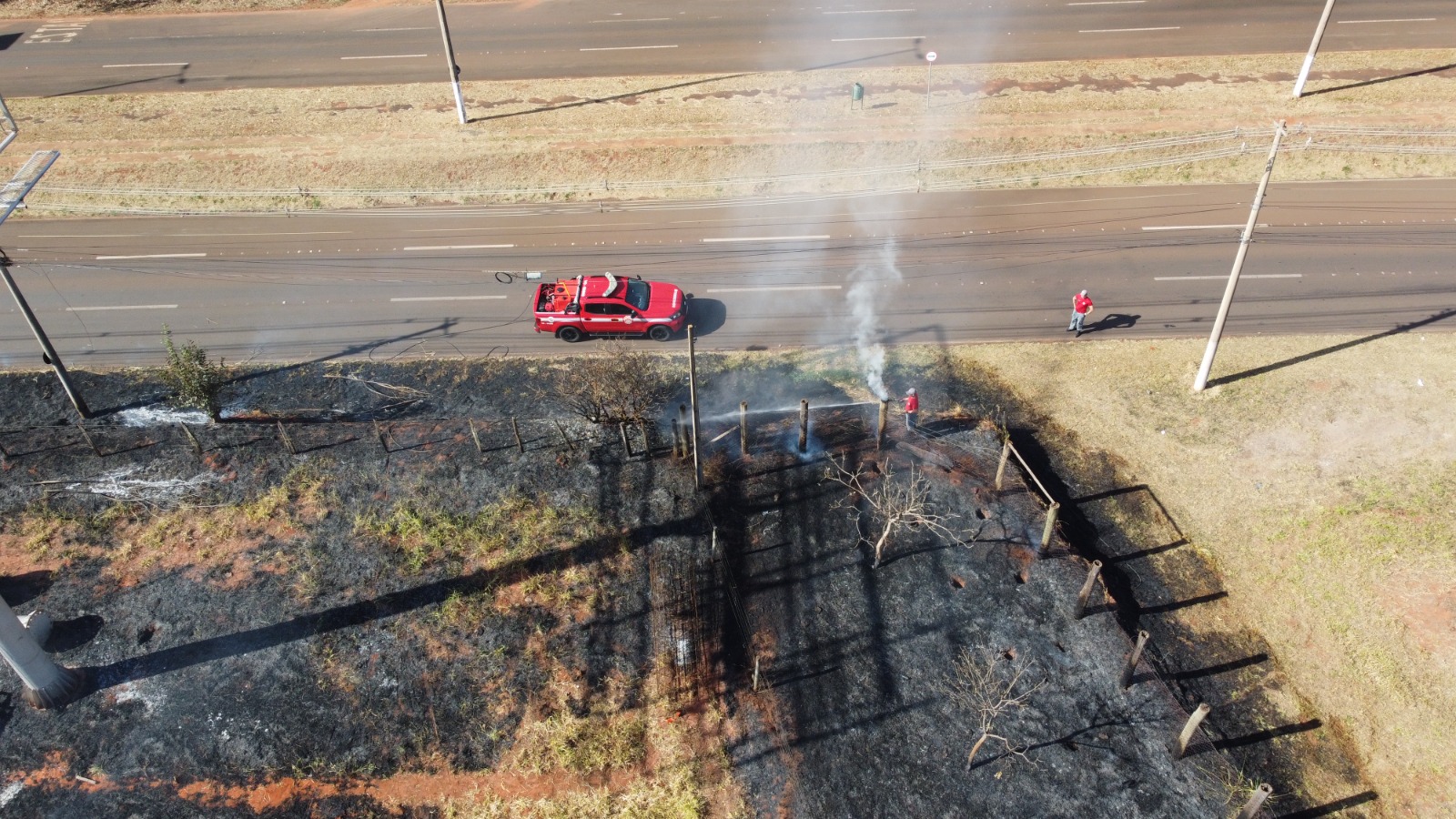 Bombeiros combatem incêndio em pastagem próximo as Comitivas