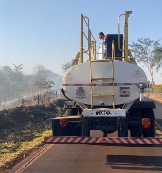 Defesa Civil apaga incêndio em mato nas proximidades da Cidade de Maria (Foto: O Diário de Barretos)