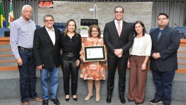 A Câmara Municipal de Barretos prestou homenagem a educadora Roseli Cristina Assis da Silva, durante sessão solene na noite de sexta-feira (15), no plenário Ruy Menezes.