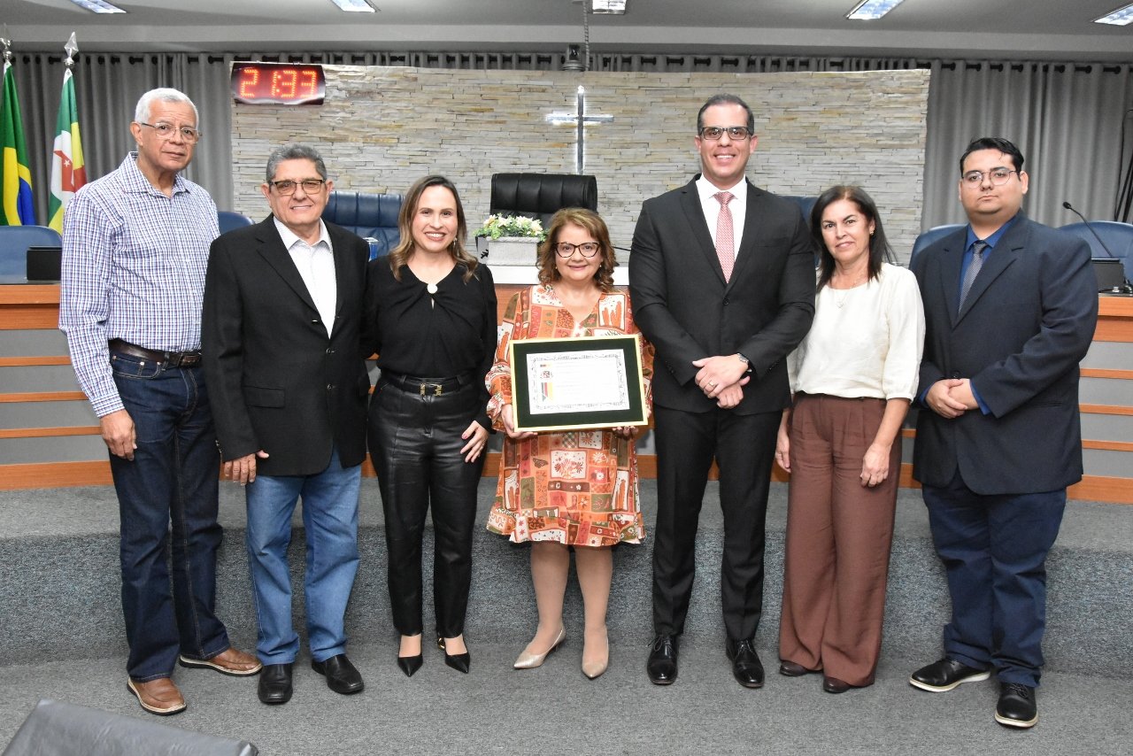 Educadora da rede municipal recebe Título de Cidadã Honorária