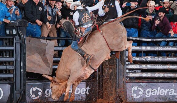 Abrindo as competições da segunda semana de competições esportivas da 70ª Festa do Peão Barretos, as atrações hoje (25), no estádio de Rodeios do Parque do Peão