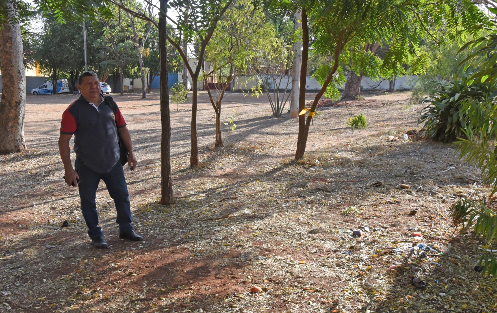 Após denúncia, prefeitura remove moradias improvisadas de praça
