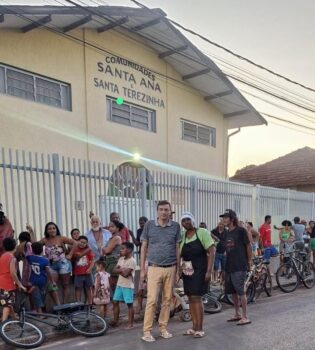 A comunidade Santana e Santa Teresinha pertencente a Paróquia Santo Antônio de Pádua realiza todas as terças-feiras, distribuição de marmitas para as famílias carentes da cidade.