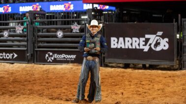 A grande final nacional do rodeio da PBR Brazil, está acontecendo na 70ª Festa do Peão de Barretos que sedia a última etapa da competição até domingo (24), no primeiro final de semana do evento. Na primeira noite, 20 competidores desafiaram os touros mais renomados do país, no 1º round de montarias.