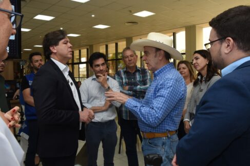 PROJETO: Marcelo (centro) acompanhou encontro de Ministro Frederico com Henrique Prata Ministro das Comunicações visita Hospital de Amor e faz doação