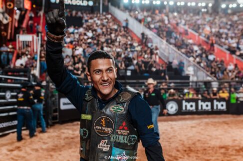 WhatsApp Image 2025-08-23 at 13.14.31 Com o título de campeão nacional da PBR Brazil 2025 já garantido, o sul-matogrossense Gustavo Luiz da Silva, 19 anos, da cidade de Inocência-MS, entra hoje (24), na Arena do Parque do Peão
