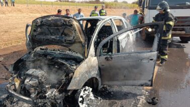 Bombeiros são acionados para combate a incêndio em veículo na rodovia (Foto: O Diário de Barretos)