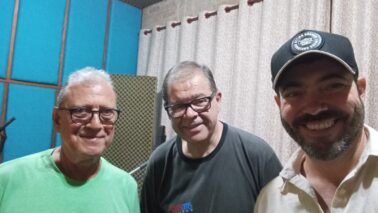 WhatsApp Image 2025-08-24 at 11.51.08 O compositor barretense Marcelo Bezerra de Menezes está terminando a gravação no AV Studio do produtor Antônio Álvaro da música “Meu Lugar é Aqui”