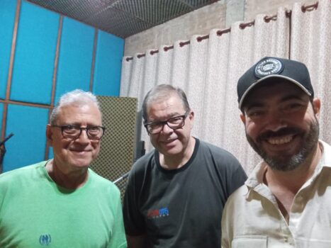 WhatsApp Image 2025-08-24 at 11.51.08 O compositor barretense Marcelo Bezerra de Menezes está terminando a gravação no AV Studio do produtor Antônio Álvaro da música “Meu Lugar é Aqui”