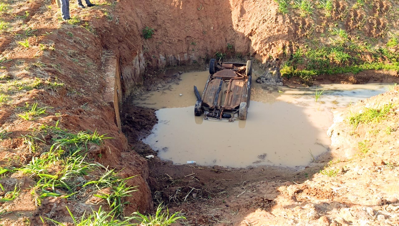 Carro é encontrado capotado dentro de buraco com água em Olímpia