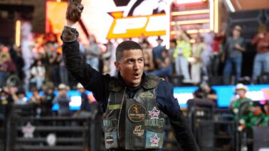 A 70ª Festa do Peão de Barretos conheceu na noite deste domingo (24), o campeão da etapa Barretos da PBR Brazil. Invicto nas quatro noites, o jovem sul-matogrossense Gustavo Luiz da Silva, 19 anos, de Inocência-MS, que chegou em Barretos Campeão Nacional da PBR, somou 415,3 pontos com todas as suas montarias na final da etapa e não foi ultrapassado pelo segundo colocado, Riquelmi Santos de Bom Jesus do Araguaia-MT após atingir a nota 85,5 na sua última montaria no touro 821, sagrando-se campeão da etapa Barretos.