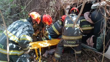 Condutor é socorrido após veículo cair em ribanceira na Faria Lima (Foto: O Diário de Barretos)