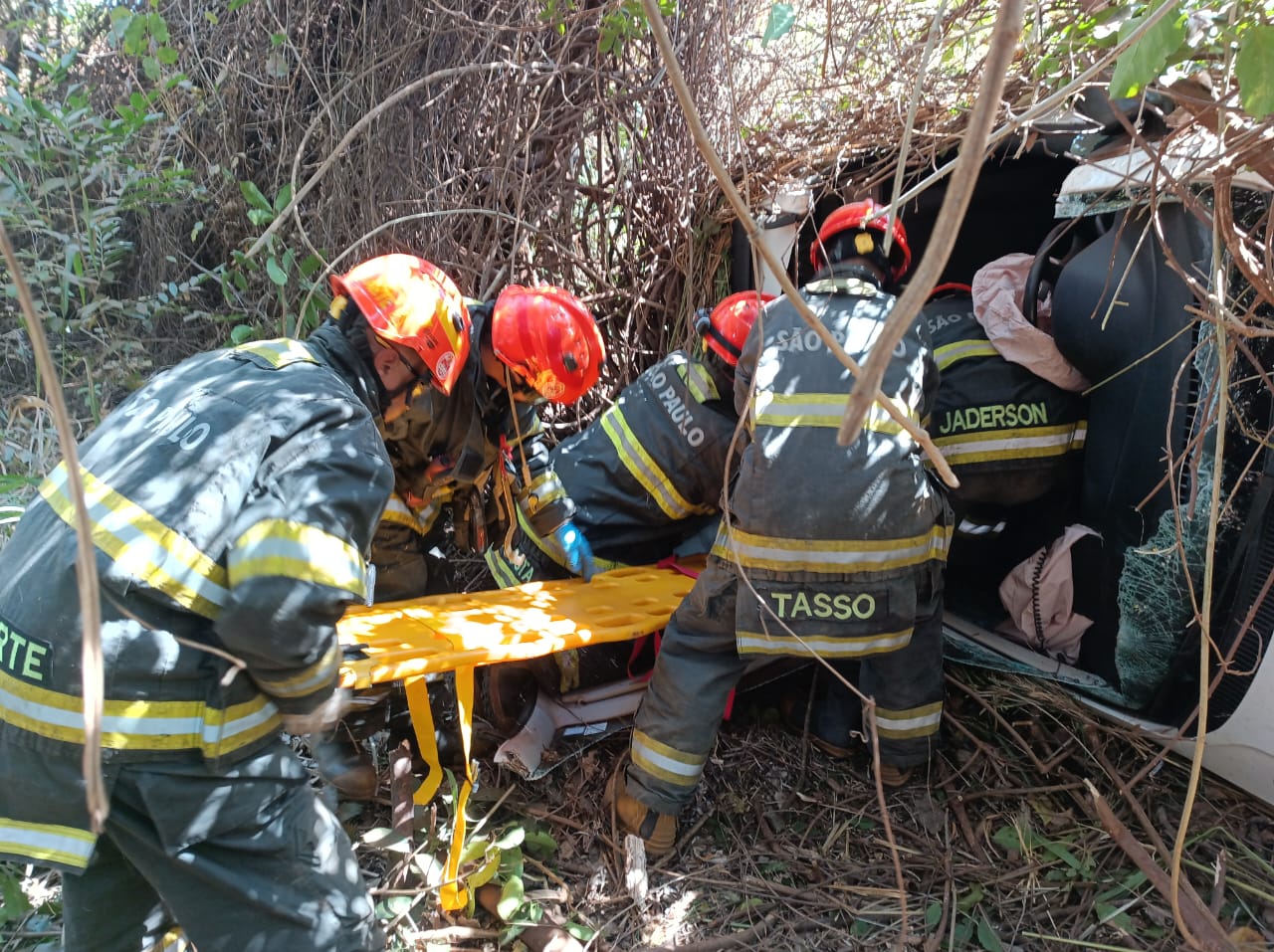 Condutor é socorrido após veículo cair em ribanceira na Faria Lima