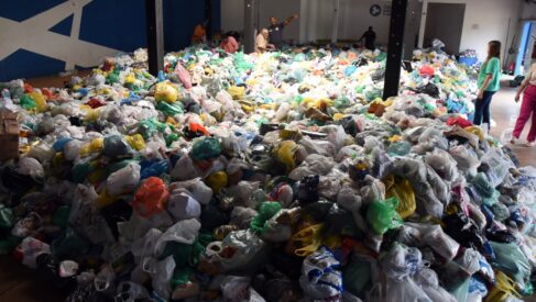 ALIMENTO: Gêneros alimentícios não perecíveis descarregados para depois serem distribuídos pelo FSS Show de Frei Gilson arrecada mais de 30 toneladas de alimentos