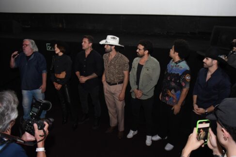CINEMA: Diretor Márcio Trigo fala da produção ao publico na pré-estreia do filme no CenterPlex Barretos recebe pré-estreia do filme 8 Segundos – O Desafio