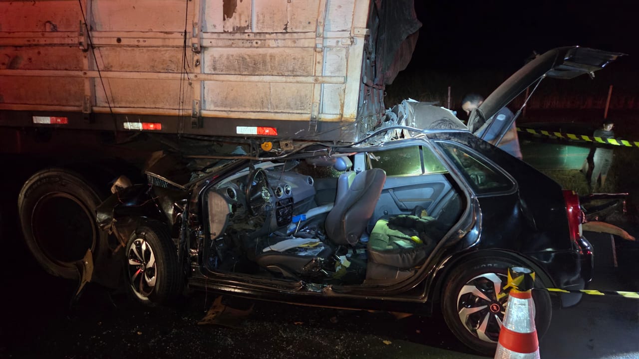 Jovem morre durante colisão envolvendo carro e caminhão