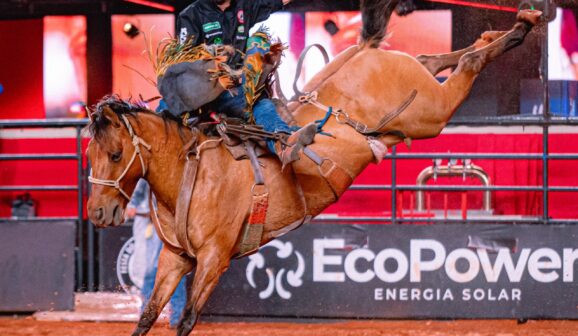 Na abertura das montarias em cavalos no estilo Cutiano, na noite de quinta-feira (28), dentro das competições do 32º Barretos International Rodeo, o competidor de Piracicaba-SP, Fabiano Conceição