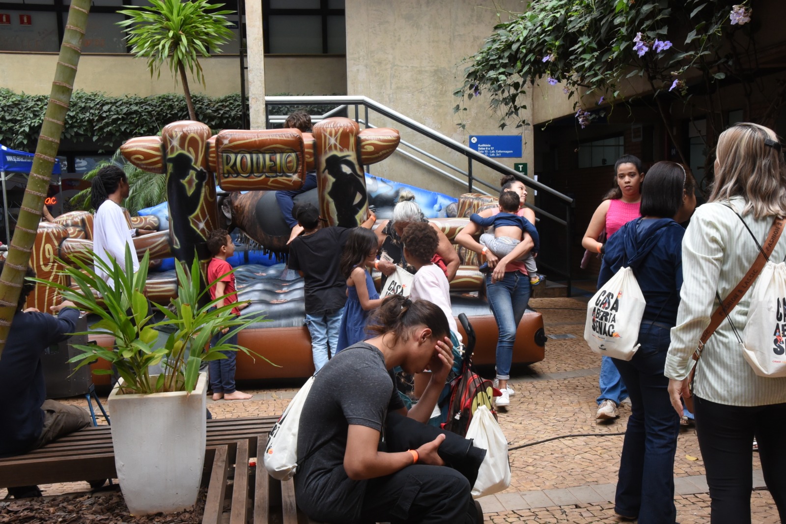 Jovens têm acesso a oficinas em evento de educação profissional realizado pelo SENAC