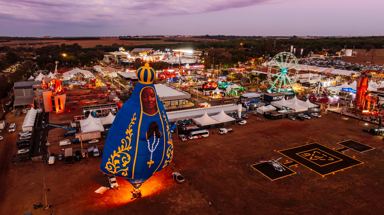 Balão gigante da Padroeira do Brasil encanta público